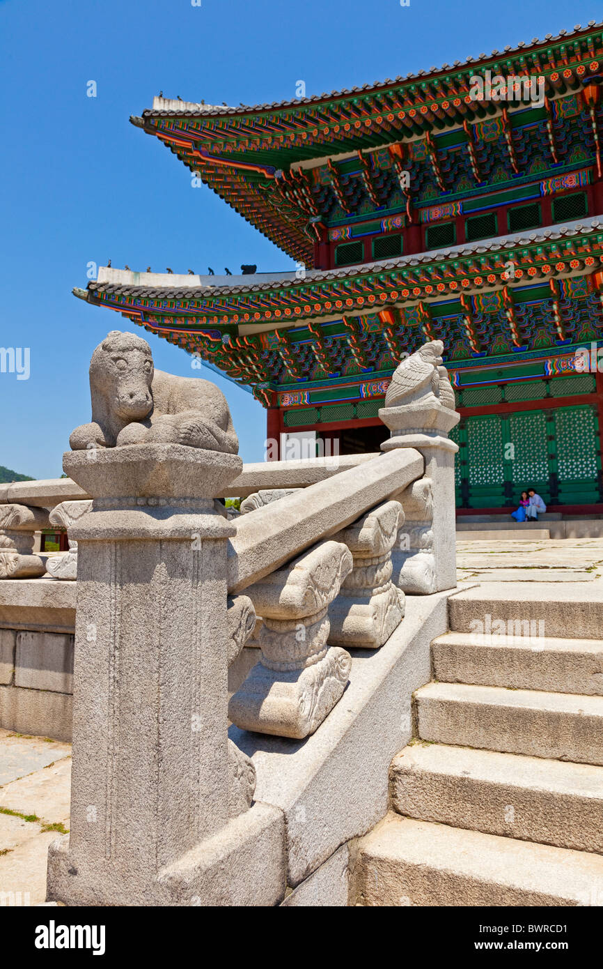 La scultura in pietra al di fuori Geunjeongjeon, o sala del governo di moderazione, Gyeongbokgung Palace Seoul Corea del Sud. JMH3890 Foto Stock