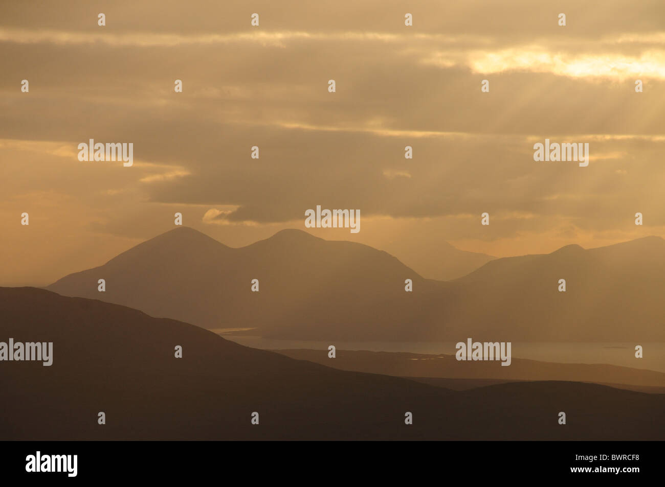 Raggi crepuscolari oltre l'Isola di Skye. Preso dal vertice di Tom Na Gruagaich su Beinn Allligin, Torridon, Scozia Foto Stock