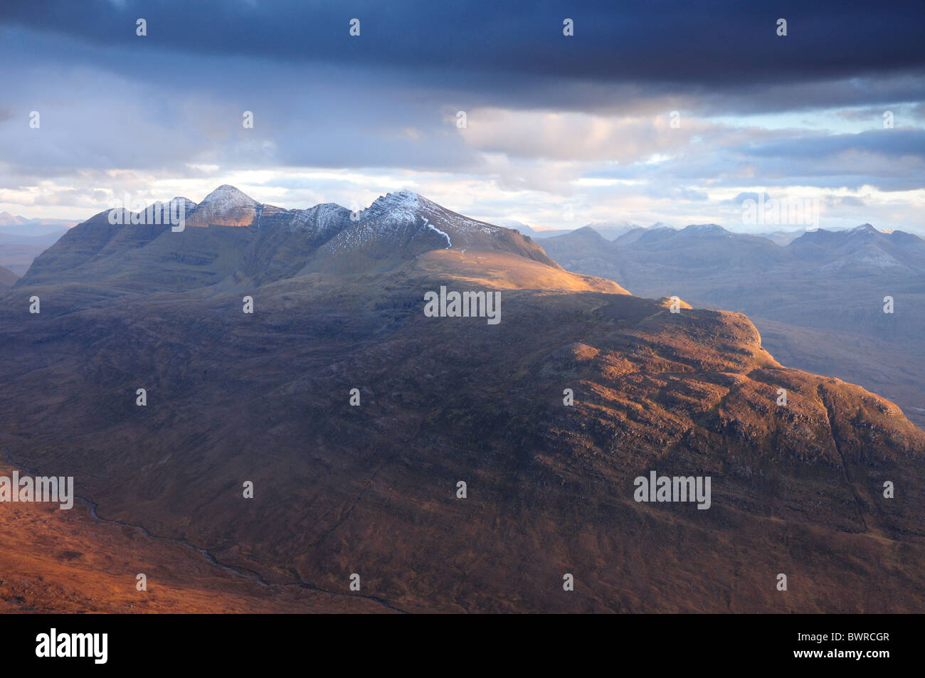 Drammatica in tarda serata la luce del sole su Liathach, Torridon, Wester Ross, Highlands scozzesi Foto Stock