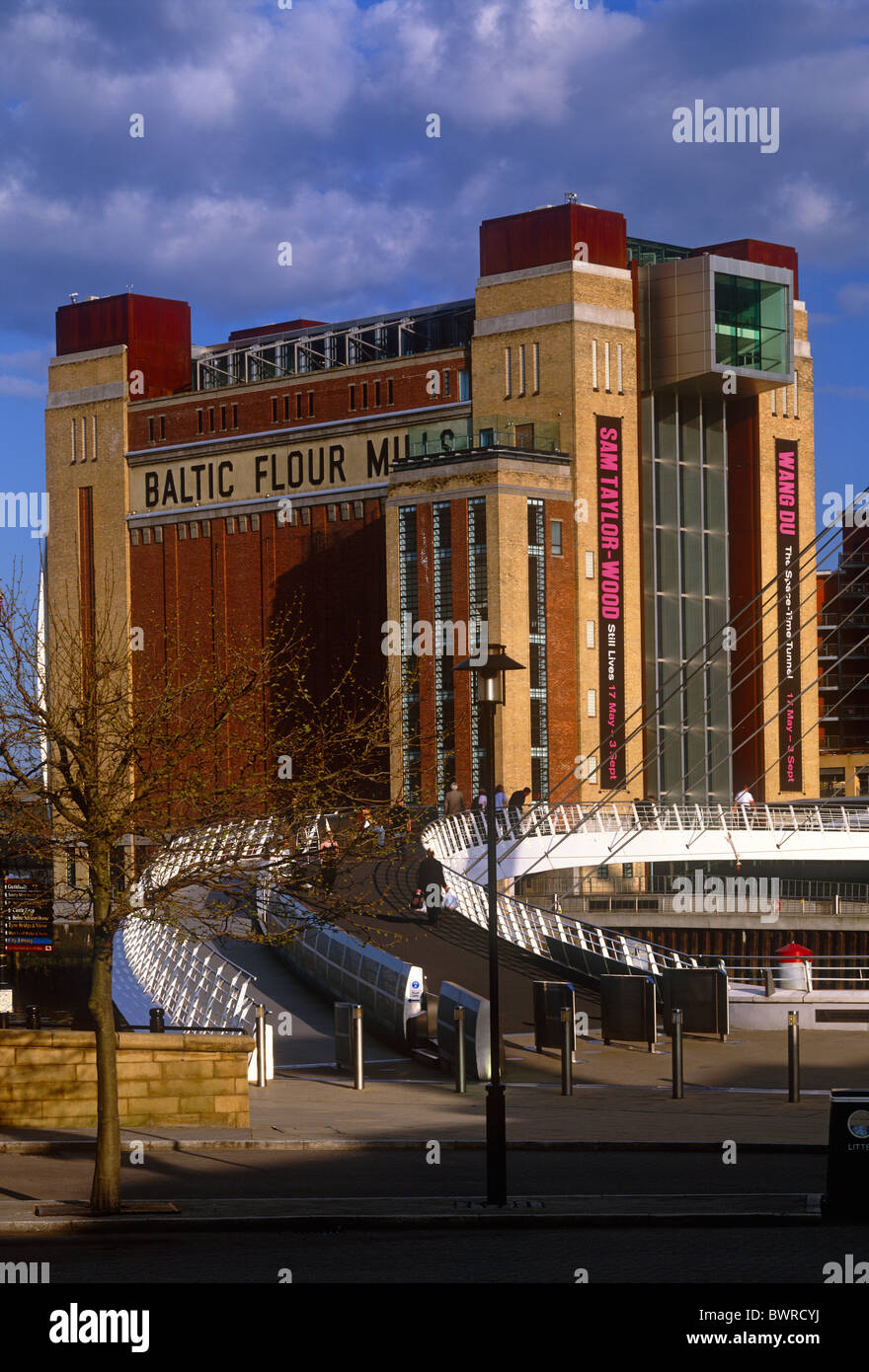 Una vista diurna di Gateshead Millennium Bridge e Baltici Centro per le Arti Contemporanee, Gateshead, Tyne and Wear Foto Stock