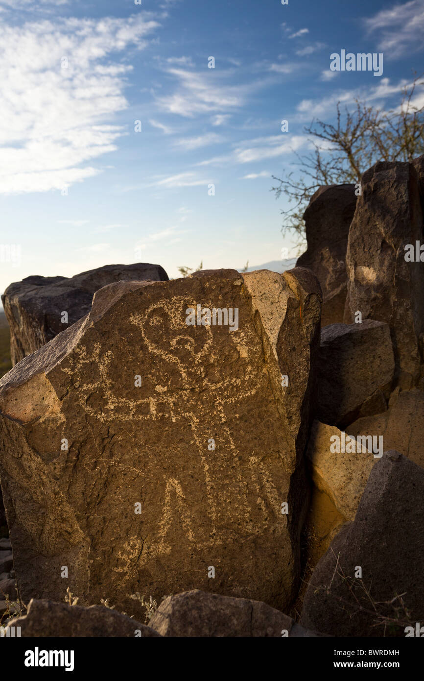 Petroglyph di raffigurante una figura umana creata Jornada Mogollon a tre fiumi Petroglyph Sito, Nuovo Messico USA. Foto Stock