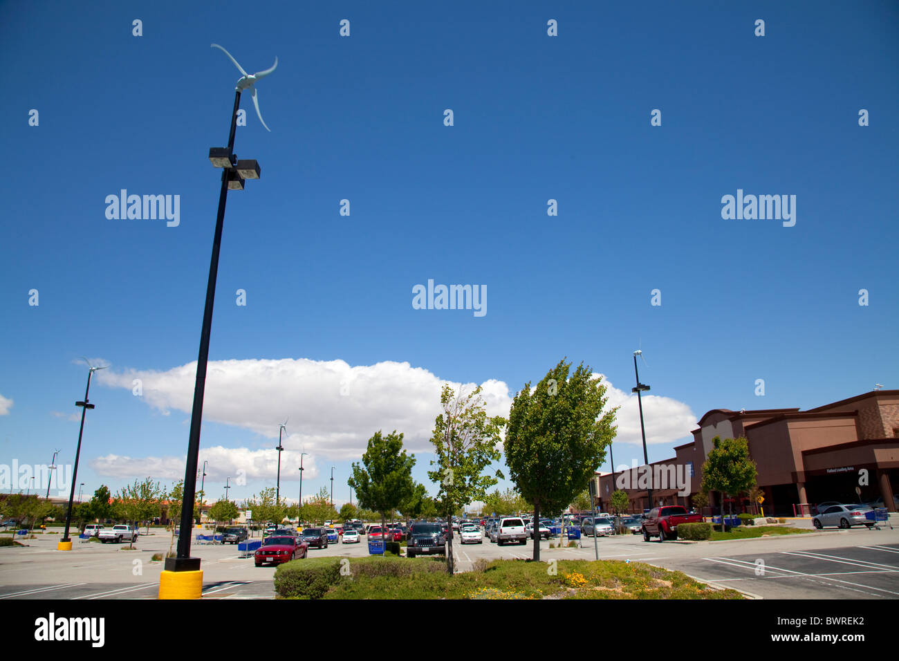 17 micro turbine eoliche nel parcheggio di Sam's Club e Walmart, Palmdale, Contea di Los Angeles, California, Stati Uniti d'America Foto Stock