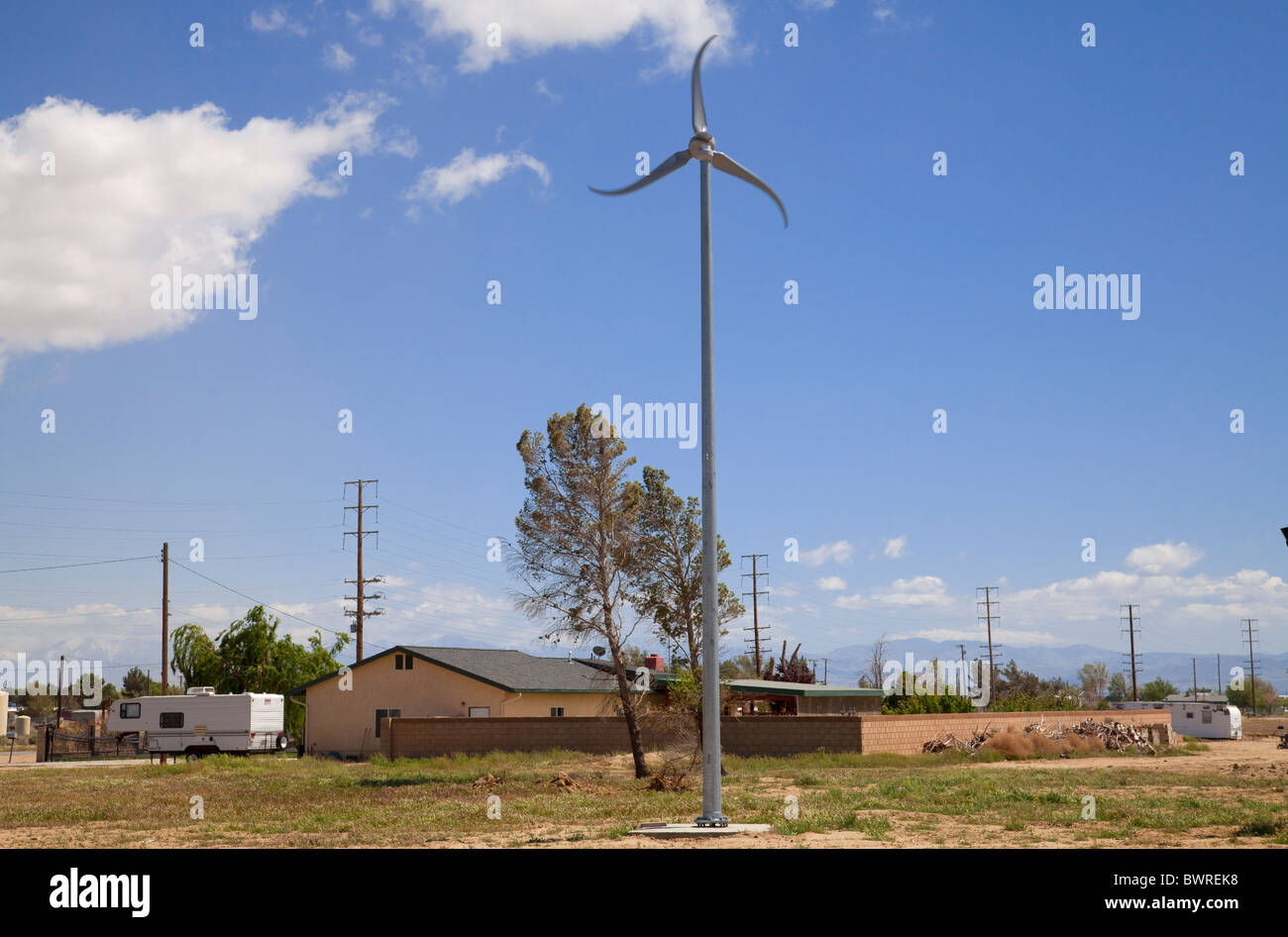 Residenziale turbina eolica, Rosamond, Kern County, California, Stati Uniti d'America Foto Stock
