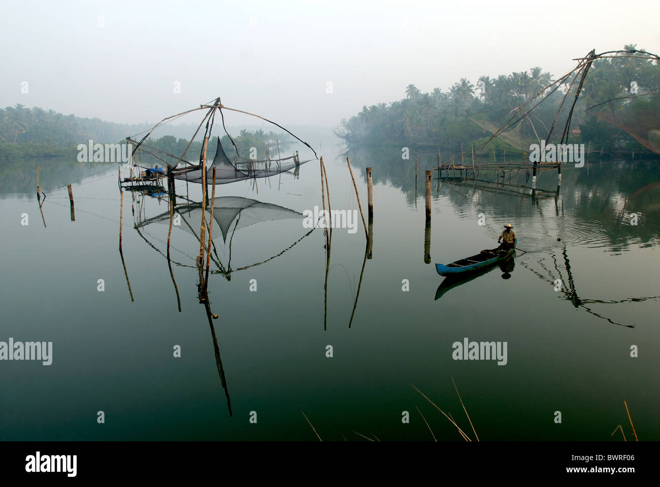 Le reti da pesca cinesi nelle backwaters di CHERAI KERALA Foto Stock