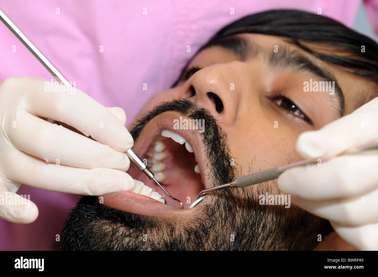 Close up di un uomo asiatico avente un esame dentale in un dentistico Foto Stock