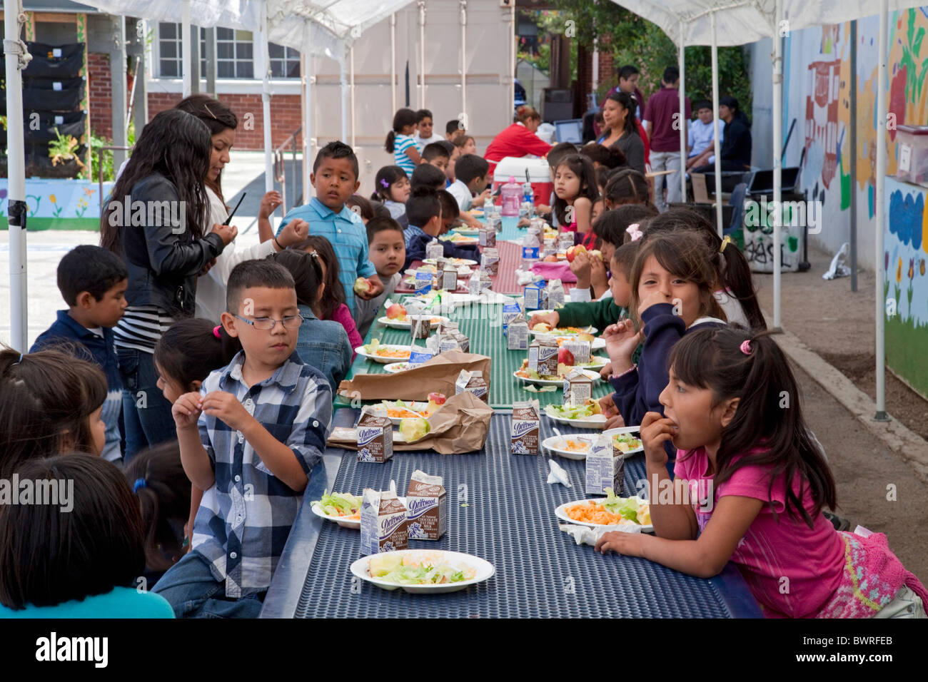 Gli studenti di mangiare il pranzo presso il Centro Scuola di valore, una carta scuola nel centro cittadino di Los Angeles. Foto Stock
