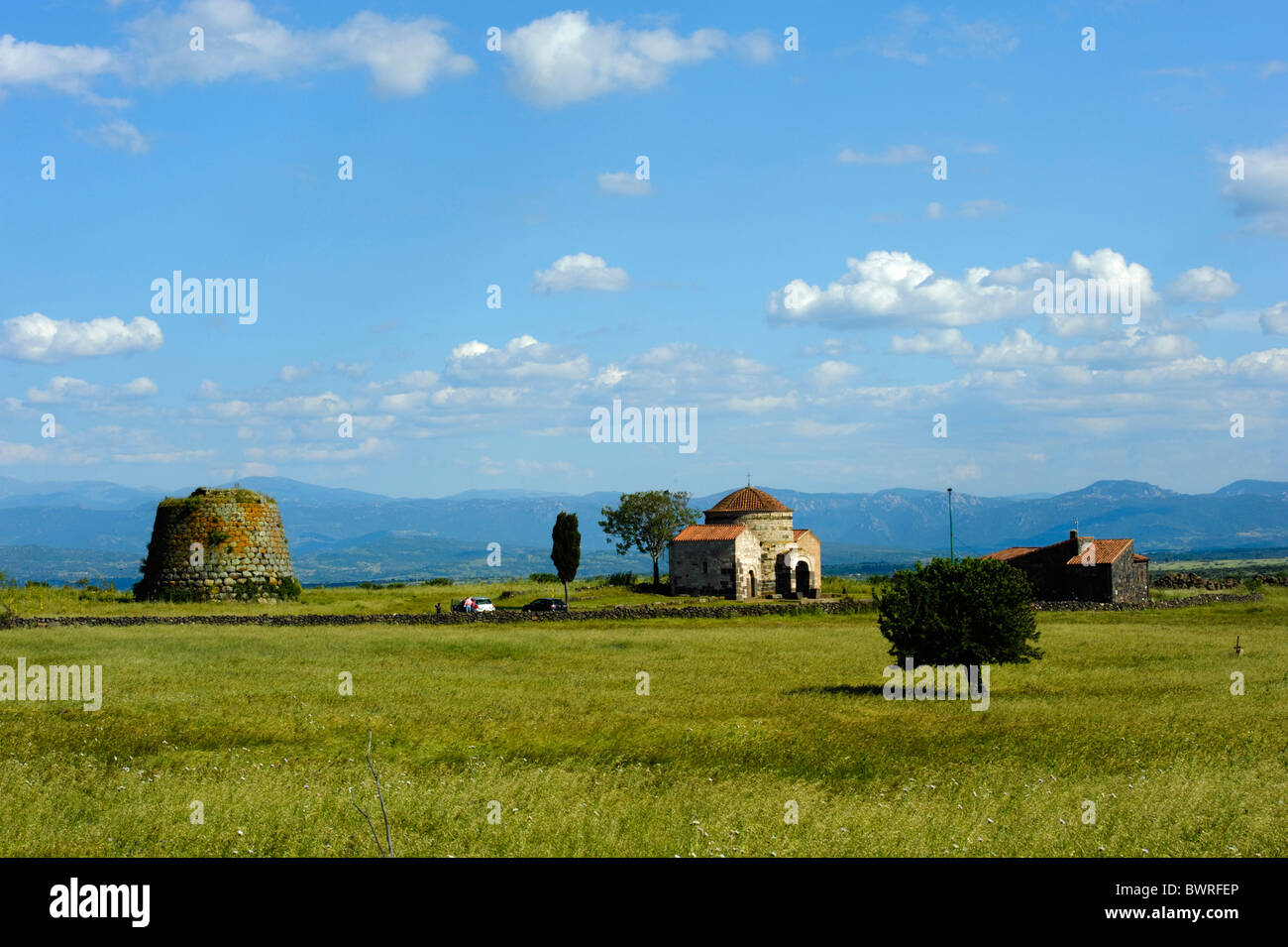 Chiesa di Santa Sabina + Nuraghe Provincia Nuoro, Sardegna, Italia Foto Stock