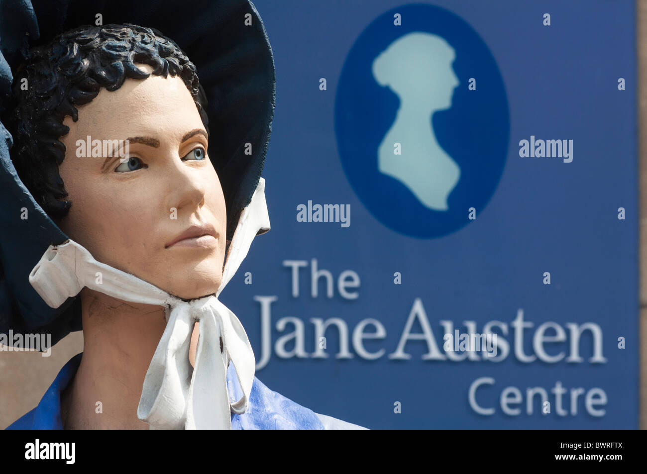 Manichino donna nel periodo vestito all'ingresso della Jane Austen Centre di Bath Somerset England Regno Unito Foto Stock