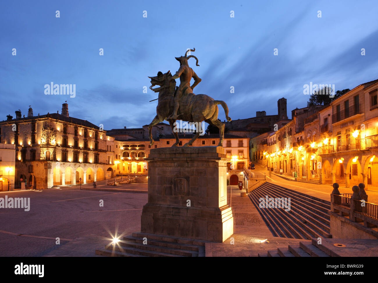 Spagna europa Trujillo città provincia di Cáceres Extremadura Regione Plaza Mayor piazza della città vecchia chiesa in ciottoli Foto Stock
