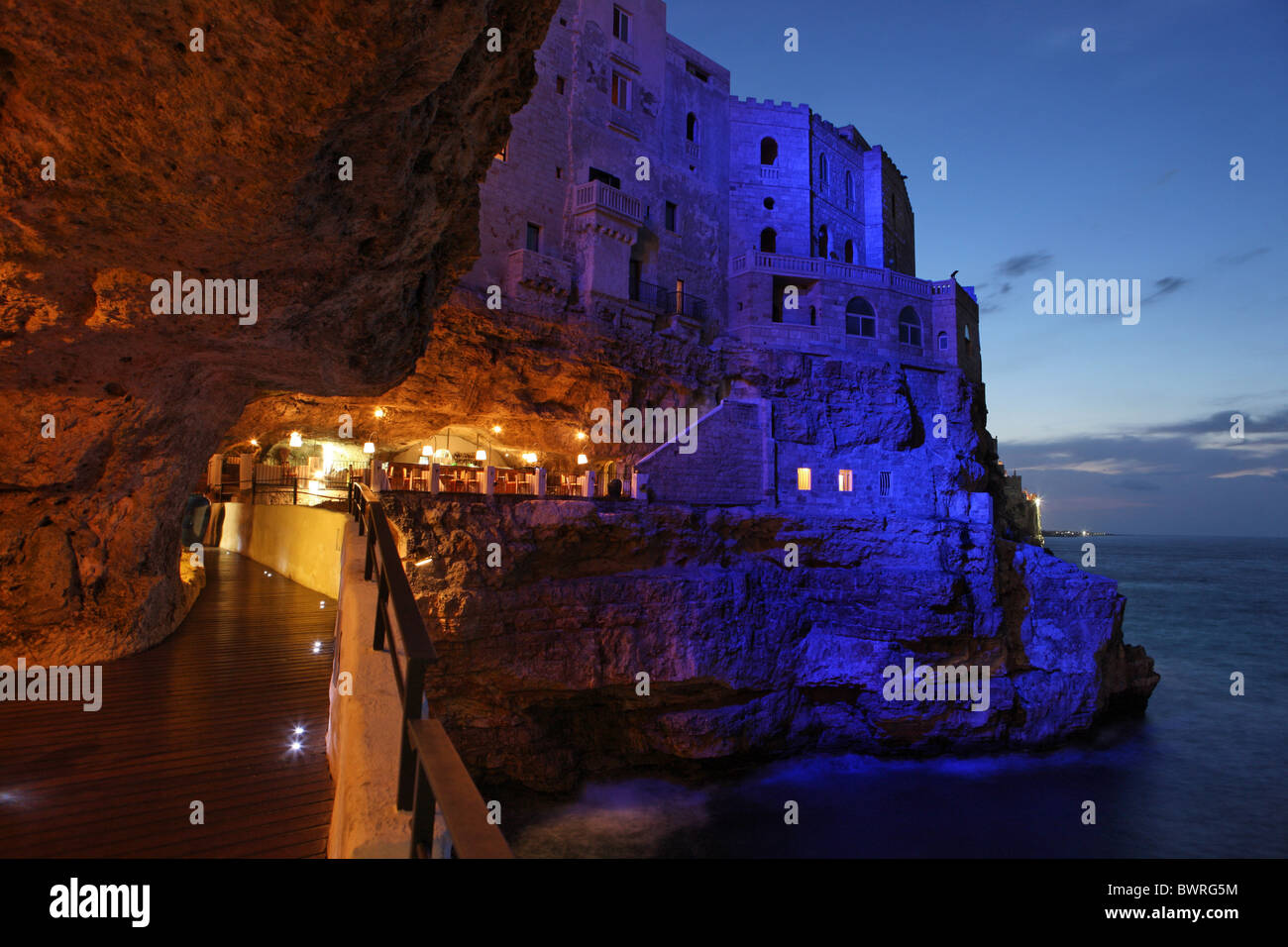 Italia Europa Polignano Provincia di Bari Puglia regione costiera di acqua di mare a Riva il crepuscolo della sera notte Mediterrane Foto Stock