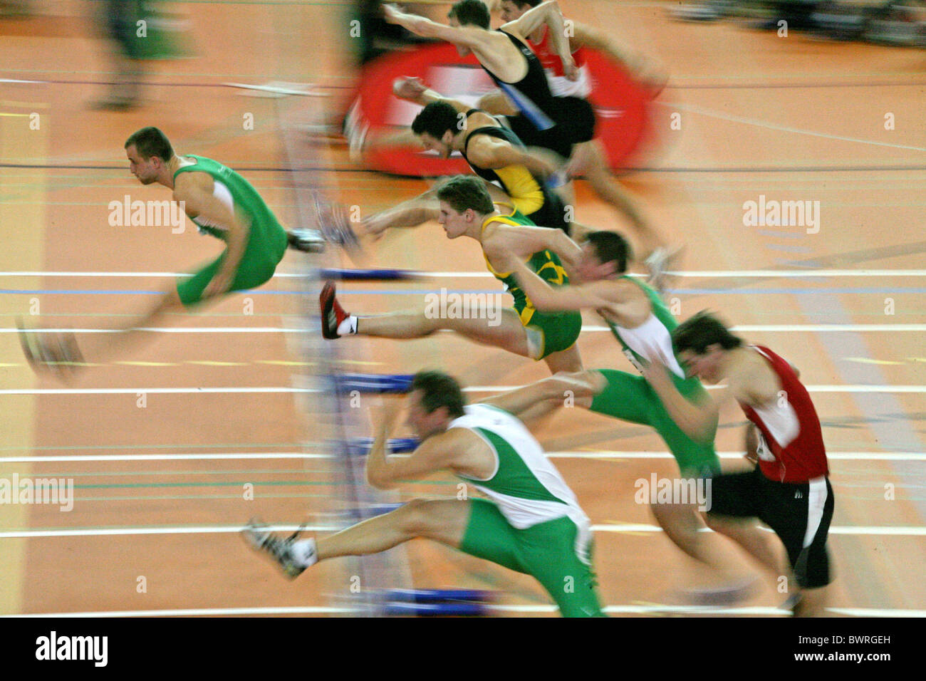 Hurdling via e sul campo di gara sportiva ostacoli gruppo atleti uomini sprint in esecuzione jumping Svizzera Europa Foto Stock