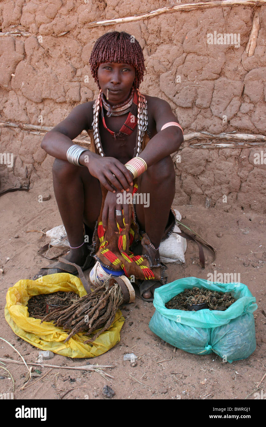 Hamer Tribeswoman la vendita di tabacco a Turmi, Valle dell'Omo, Etiopia Foto Stock