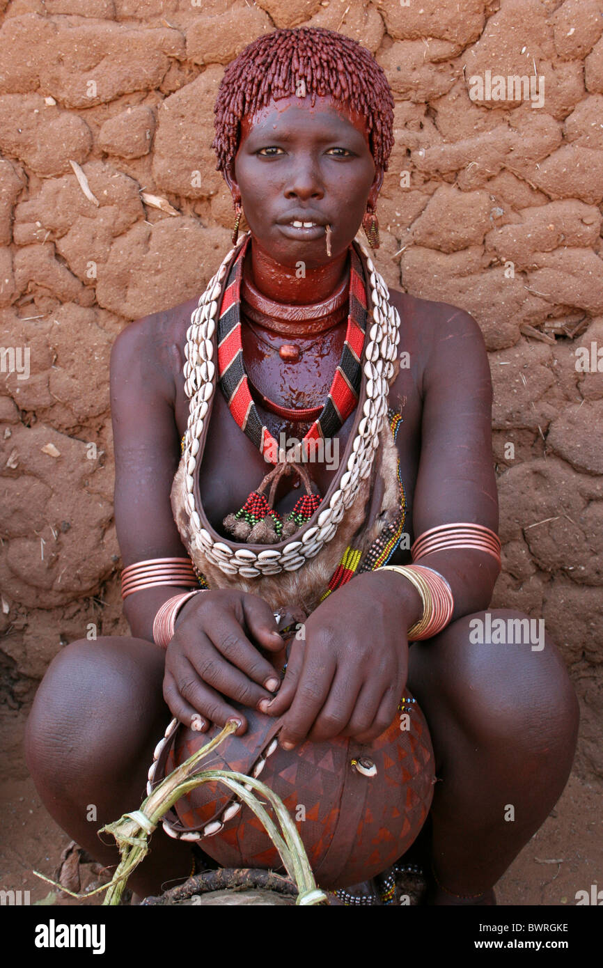 Hamer Tribe Donna, Turmi, Valle dell'Omo, Etiopia Foto Stock