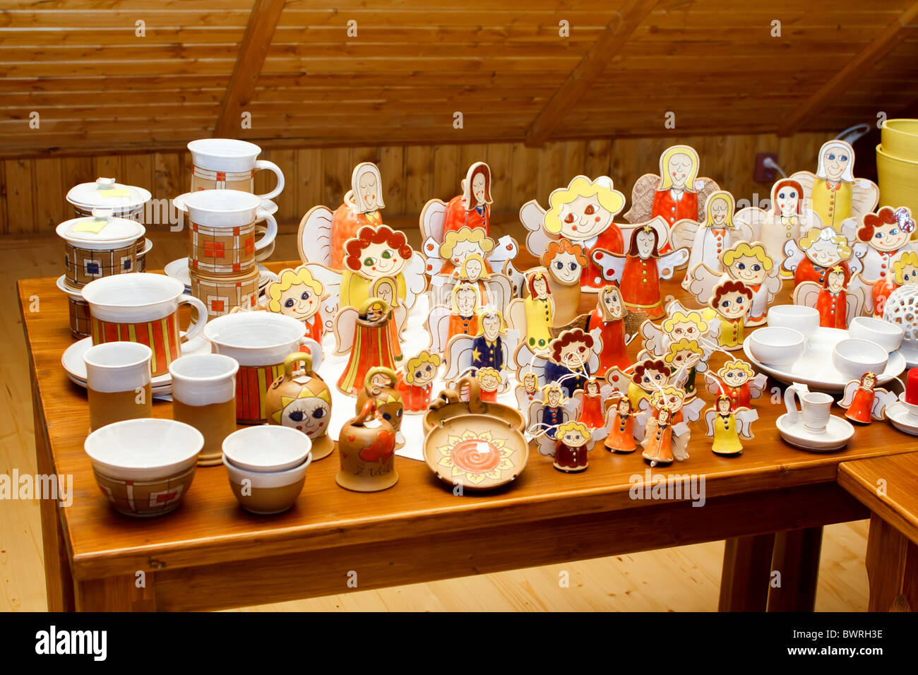 Fatte a mano in ceramica decorazioni di Natale, angeli e altre figure Foto Stock