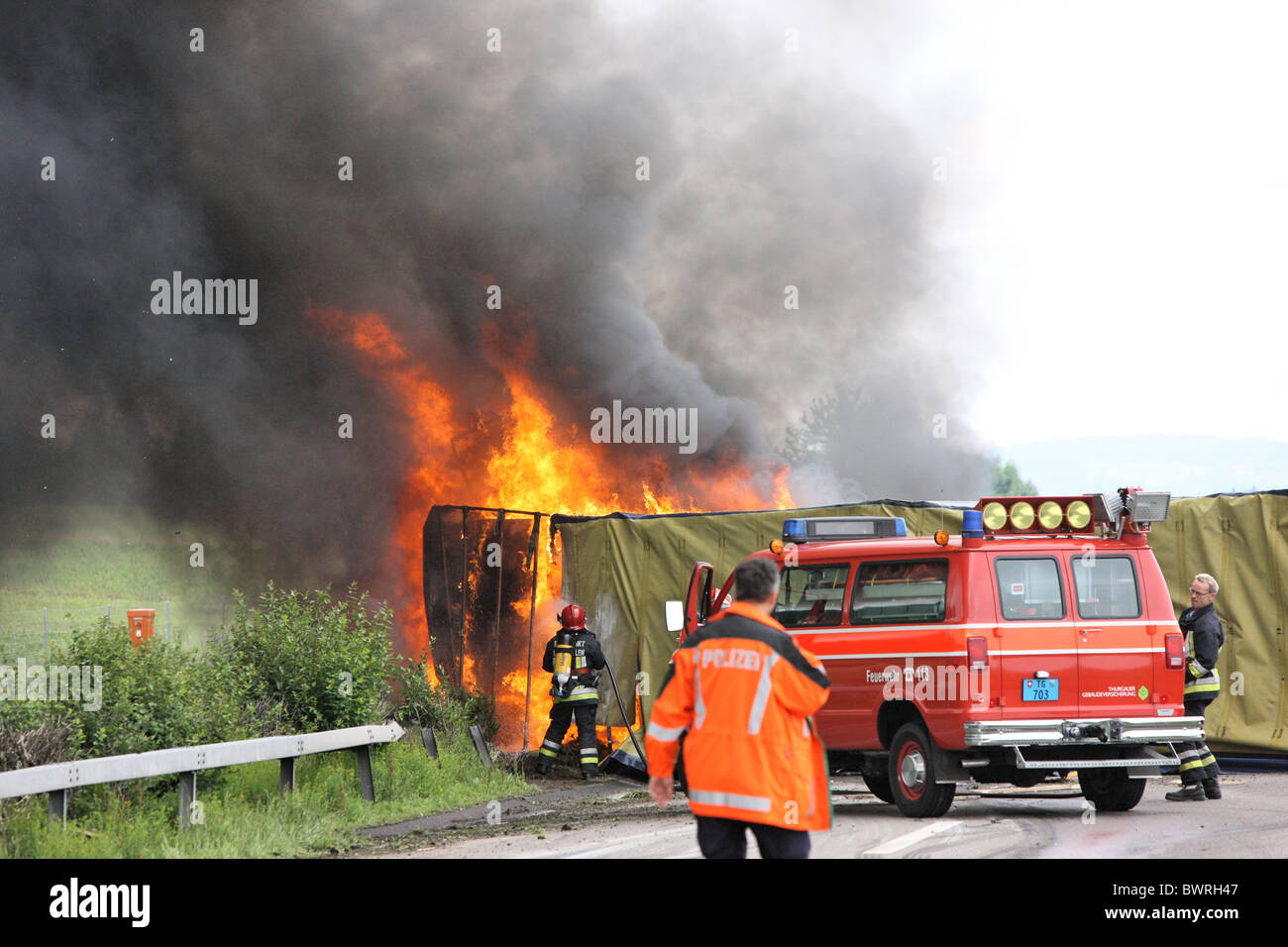 La Svizzera in Europa all'aperto all'aperto al di fuori del Cantone di Turgovia a Munchwilen camion in fiamme auto del veicolo per i vigili del fuoco Foto Stock