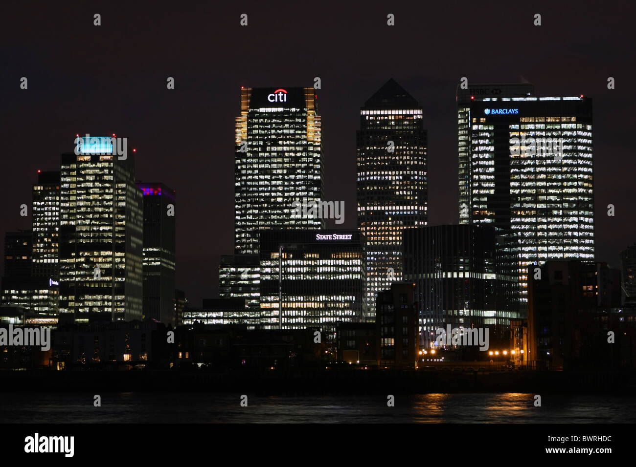 Una vista notturna di Canary Wharf, Londra, Inghilterra, preso da vicino all'Arena O2 Foto Stock Una vista notturna di Canary Wharf, Londra, Inghilterra, preso da vicino all'Arena O2 Foto Stock