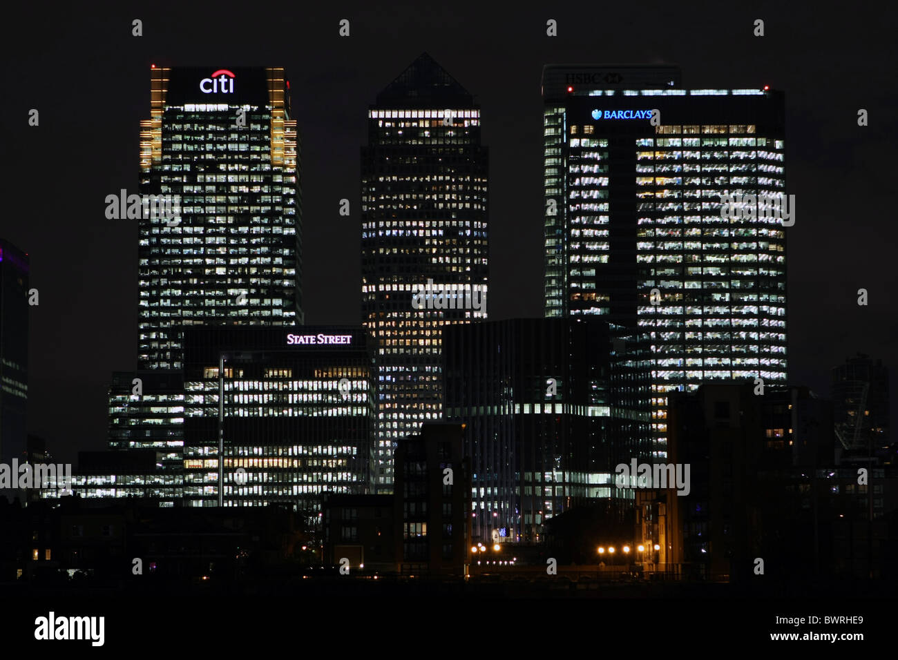 Una vista notturna di Canary Wharf, Londra, Inghilterra, preso da vicino all'Arena O2 Foto Stock Una vista notturna di Canary Wharf, Londra, Inghilterra, preso da vicino all'Arena O2 Foto Stock