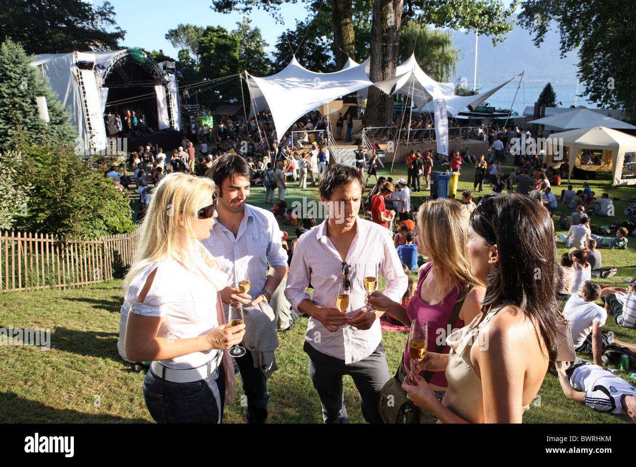 Svizzera Europa Montreux Jazz Festival all'aperto all'aperto al di fuori del cantone di Vaud il Lago di Ginevra a Riva persone Somma Foto Stock