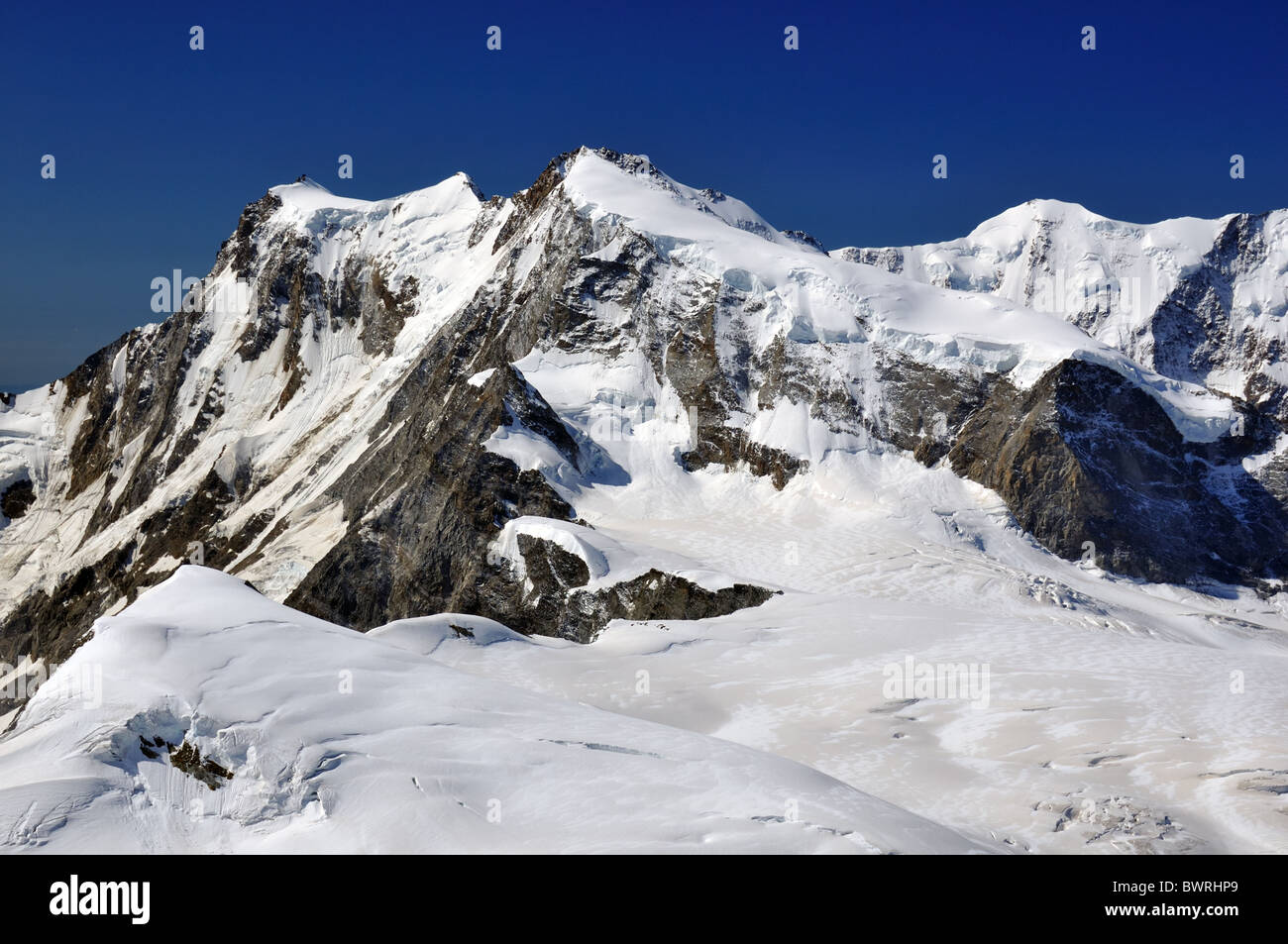 Il Monte Rosa e il Liskamm nelle alpi svizzere al di sopra di Zermatt in estate Foto Stock