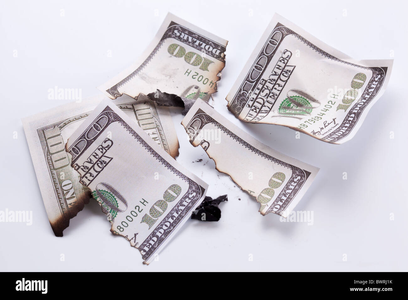Bruciò le fatture del dollaro su sfondo bianco Foto Stock