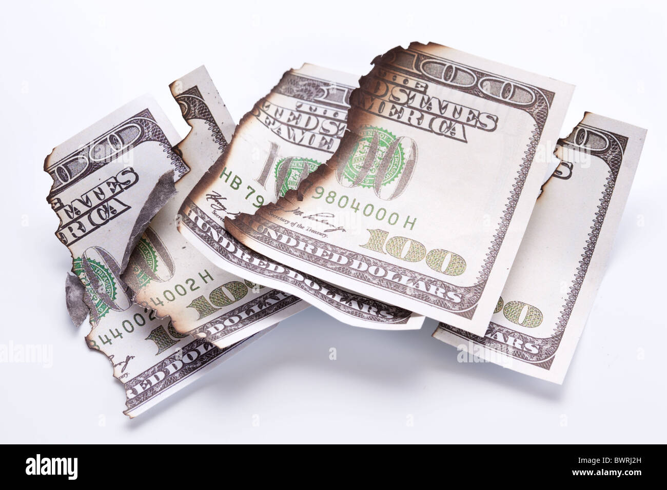 Bruciò le fatture del dollaro su sfondo bianco Foto Stock