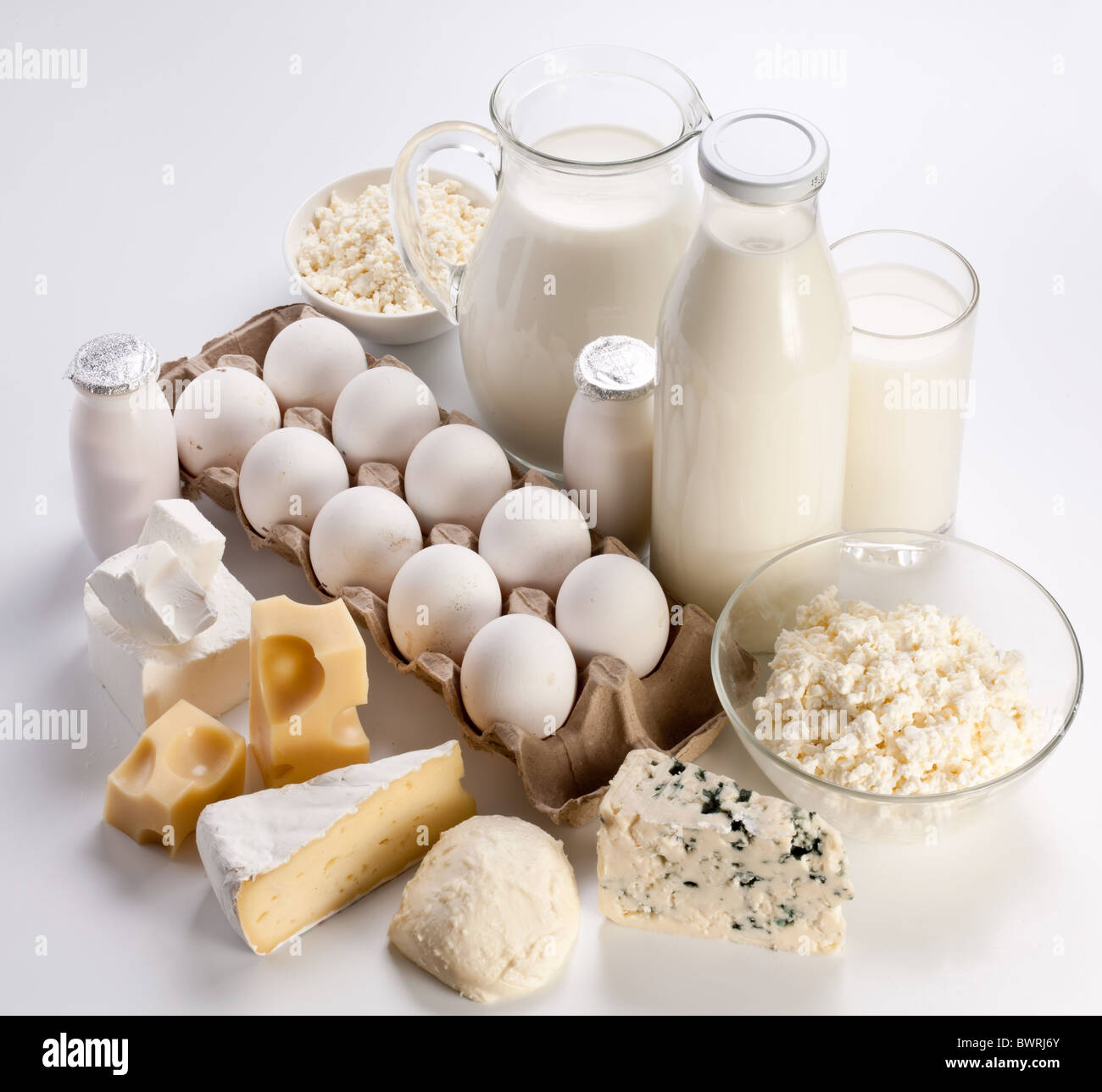 Prodotti proteici: formaggio, panna, latte, uova. Su uno sfondo bianco. Foto Stock