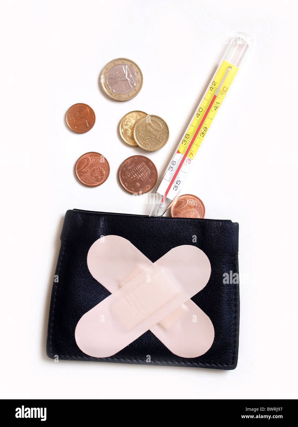 Monete metalliche in euro con portamonete e termometro Foto Stock