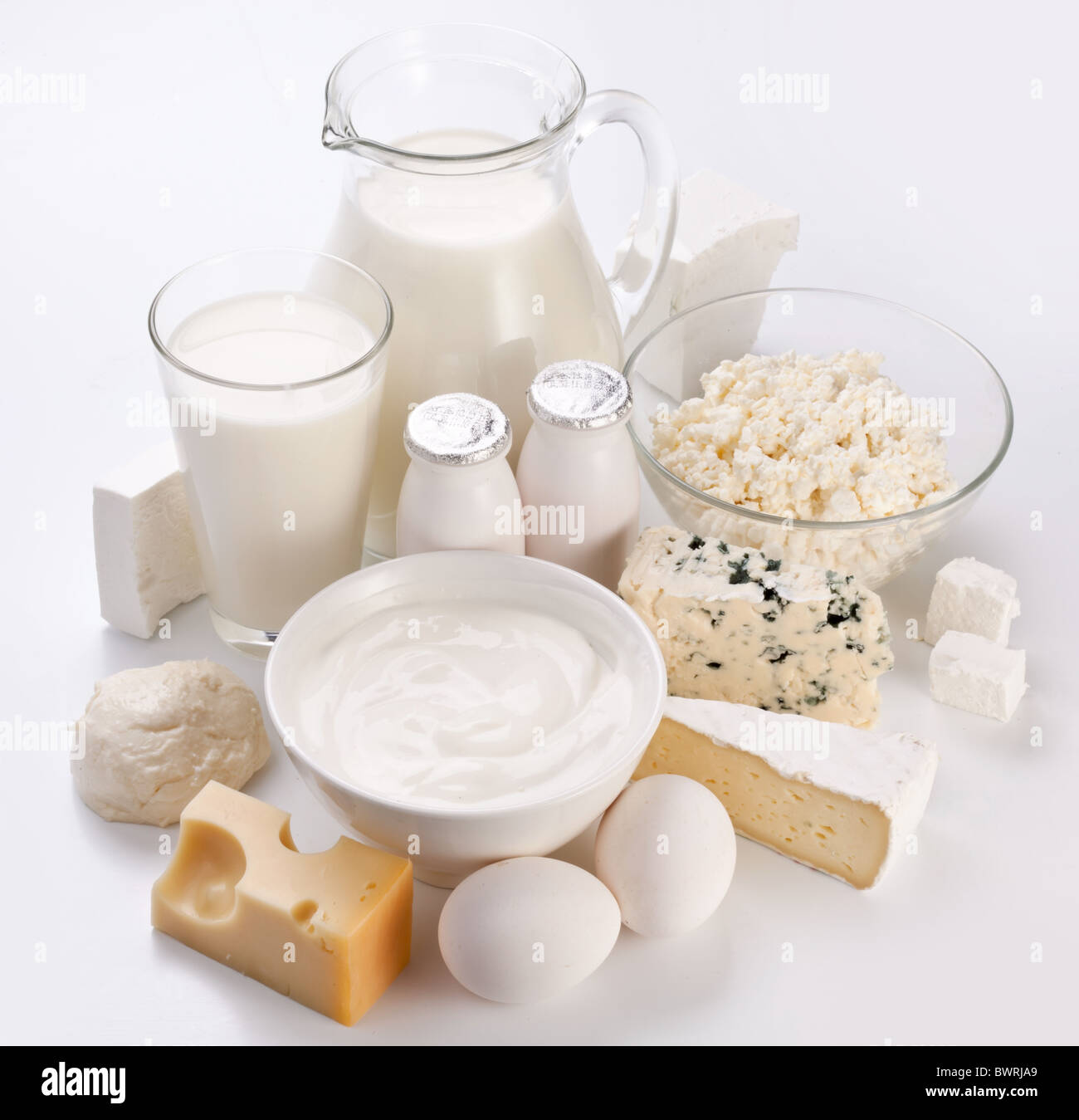 Prodotti proteici: formaggio, panna, latte, uova. Su uno sfondo bianco. Foto Stock