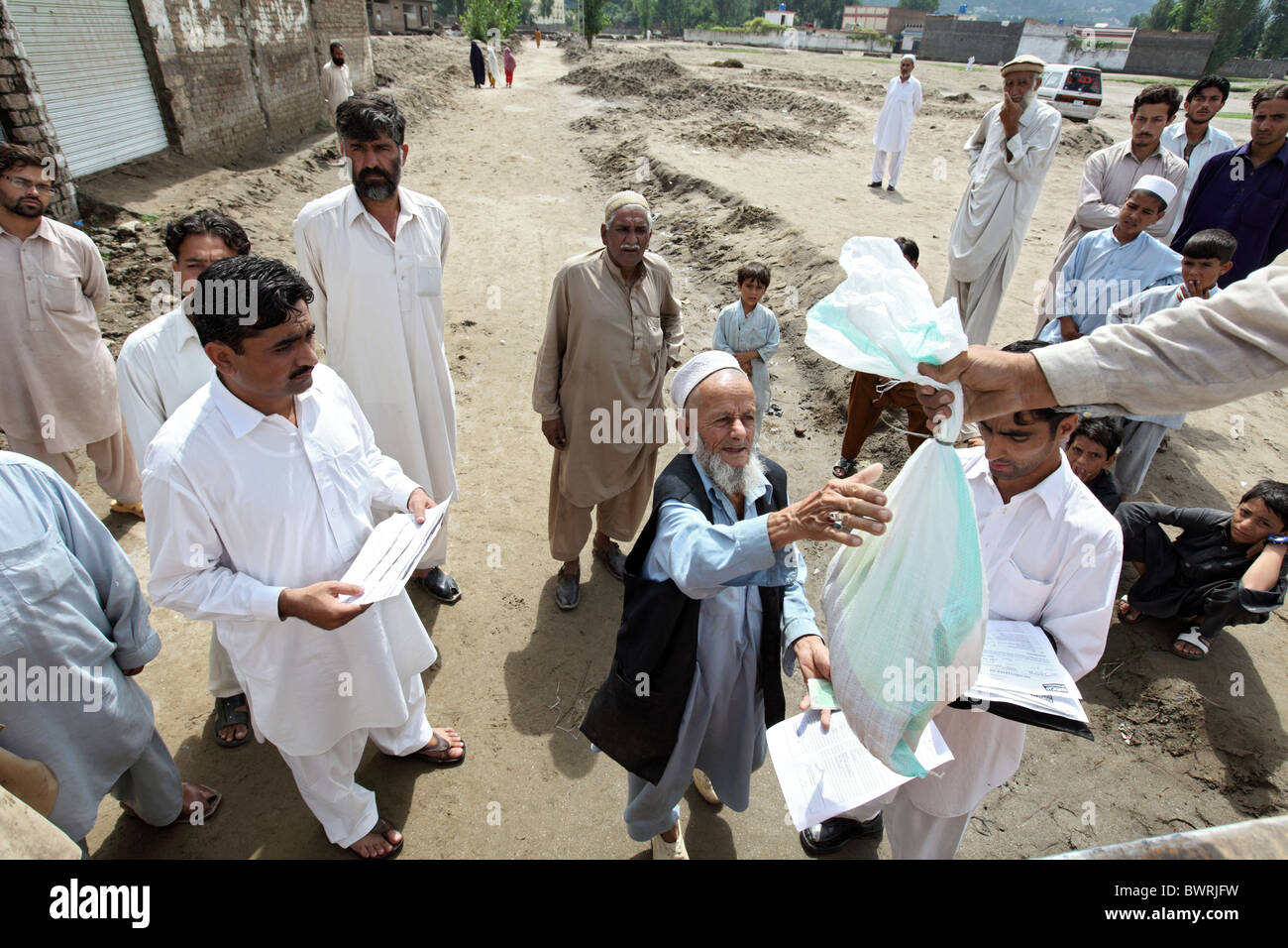 La distribuzione dei beni da Handicap International, Mingora, Pakistan Foto Stock