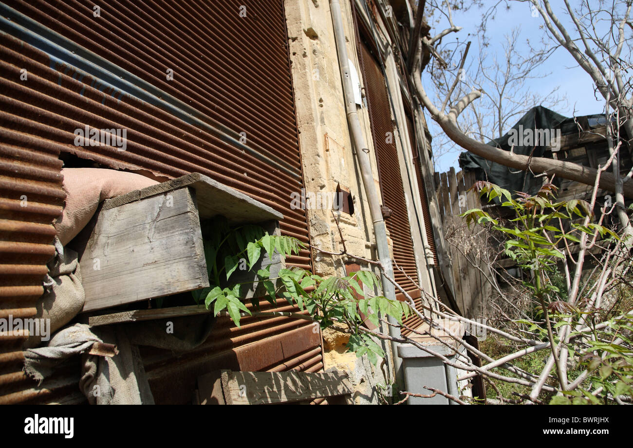 Ex squarcio di MGs all'ONU zona di buffer, Nicosia, Cipro Foto Stock
