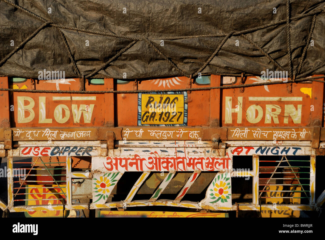 Tipicamente segno dipinto sul retro di un camion nel Rajasthan, India. Foto Stock