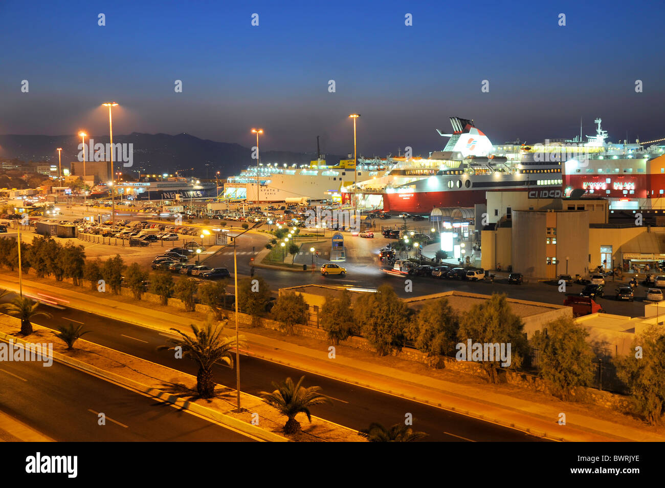 Road vicino al porto di mare a Heraklion con SPEEDY i traghetti per le isole. Foto Stock