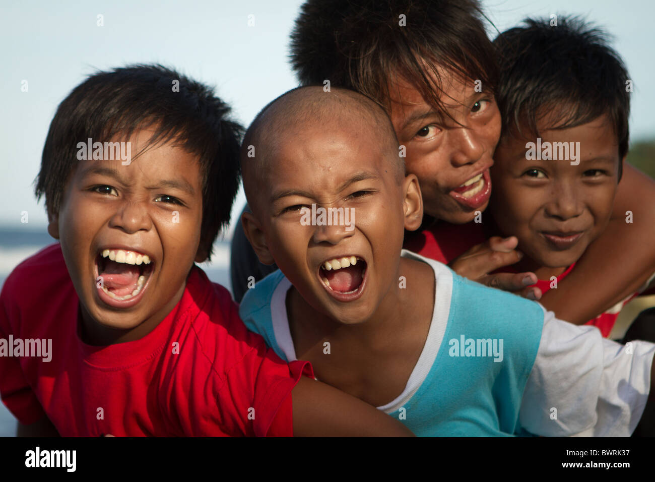 Un gruppo di quattro ragazzi Balinese deliberando sciocca. Foto Stock
