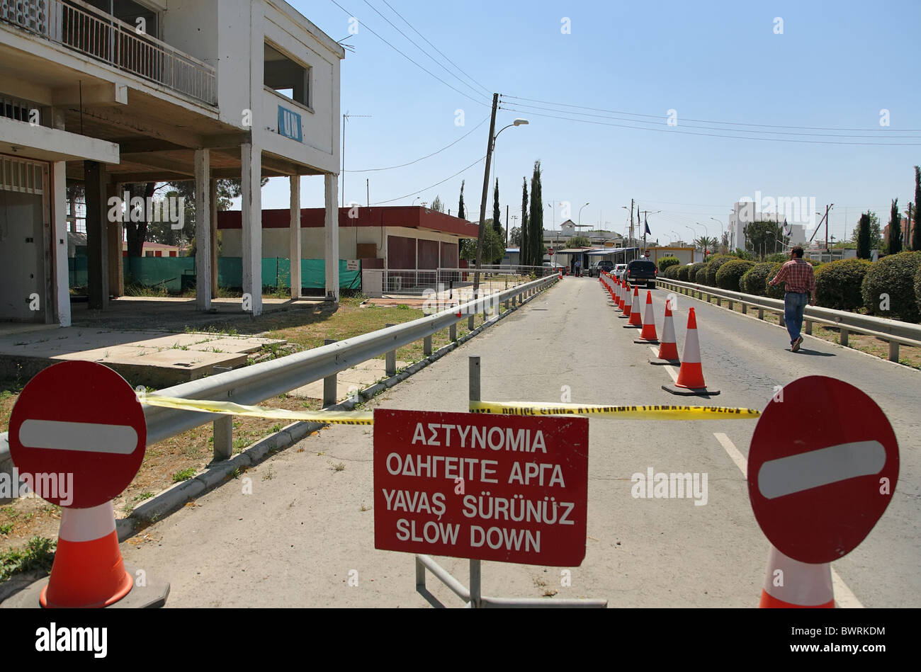 Abbandonato edificio delle Nazioni Unite a Agios Dometios border crossing, Nicosia, Cipro Foto Stock