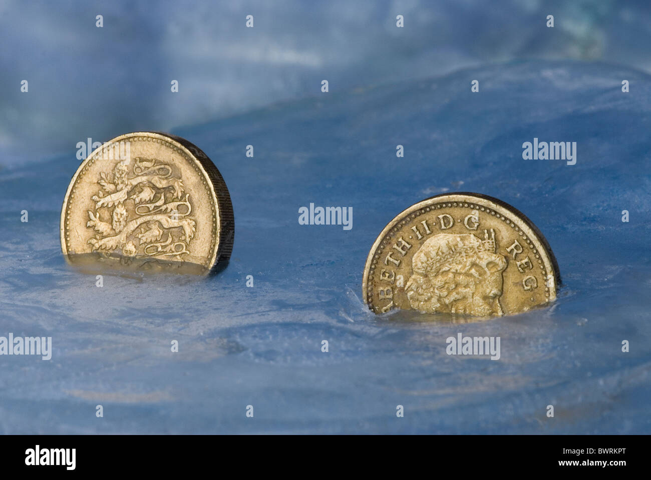 Congelati pound - monete sospeso in economia di ghiaccio Foto Stock