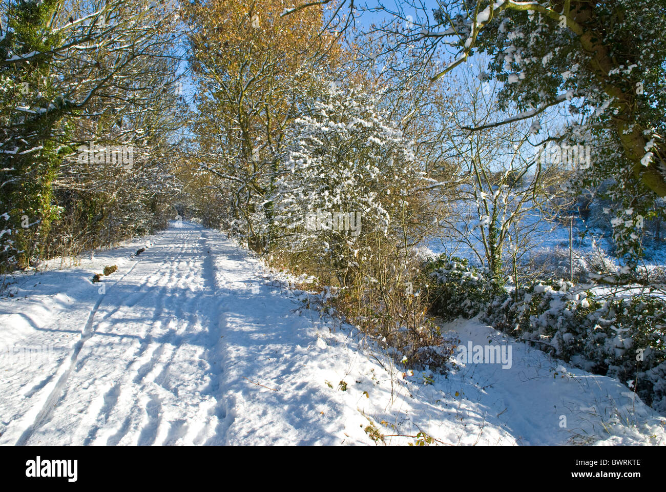 Coperta di neve il sentiero pedonale lungo una rampa in disuso la linea Foto Stock