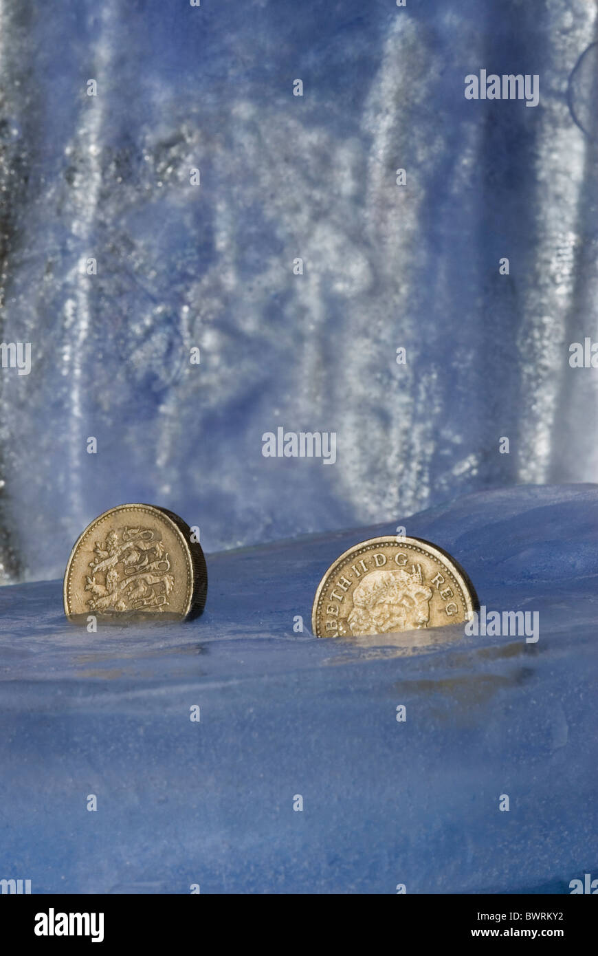 Congelati pound - monete sospeso in economia di ghiaccio Foto Stock