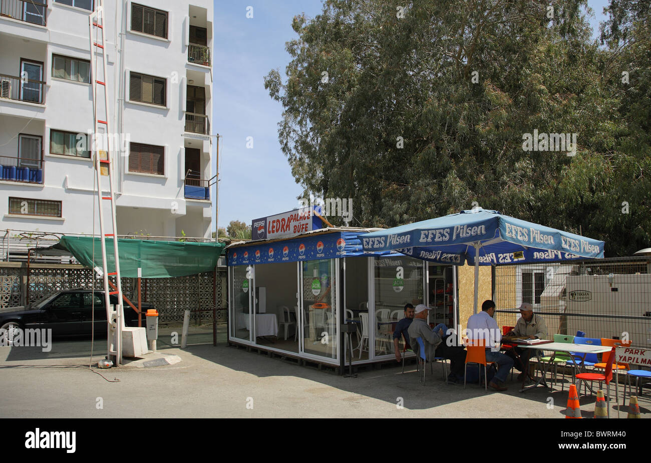 Bere in stallo al Checkpoint Ledra Palace Hotel, Nicosia, Repubblica Turca di Cipro del Nord Foto Stock