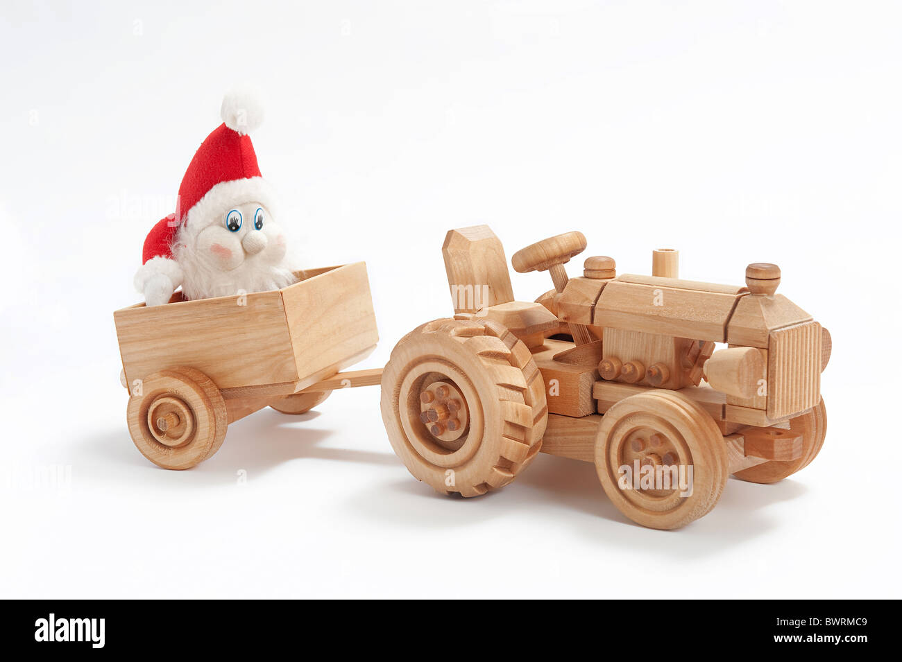 Regalo di natale con trattore giocattolo e gnome nel rimorchio Foto Stock