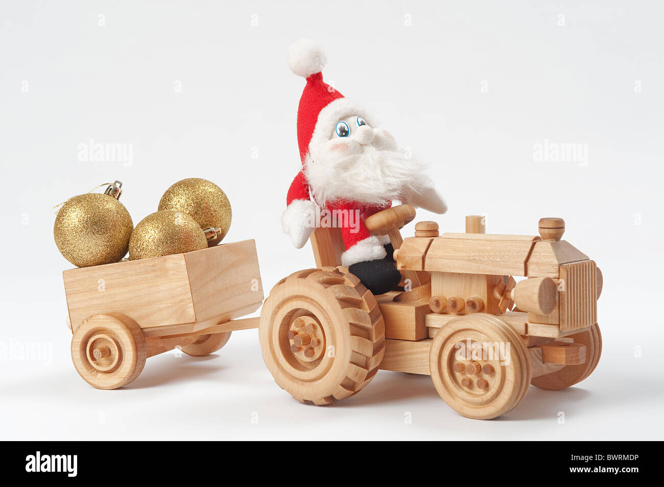 Gnome guida il trattore con i giocattoli di Natale nel rimorchio Foto Stock