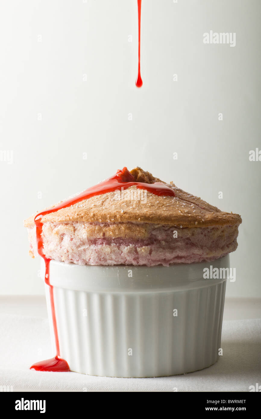 Soufflé di lamponi preparata da Iacopo Falai, Chef/Proprietario di Falai in New York Foto Stock