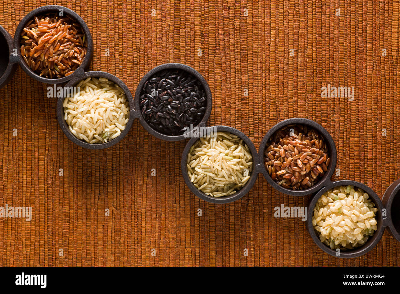 Sei varietà di materie riso marrone. Da sinistra a destra: 1. Himalayana di riso rosso - 2. A grana lunga riso Marrone - 3. Vietato cinese Bla Foto Stock