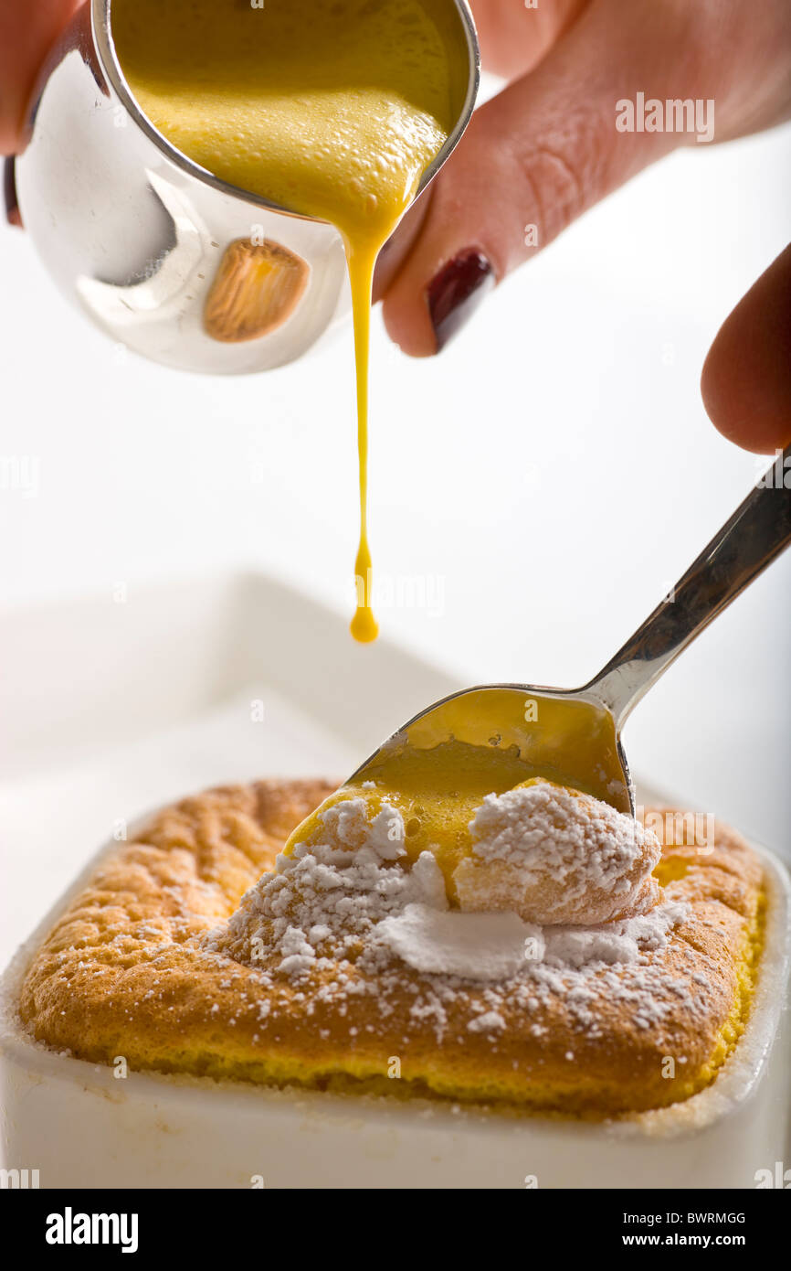 Carote Soufflé di nocciola, con torta di carote, canditi di carote e salsa di Carote preparate dal grigio Kunz, chef e proprietario del ristorante Grayz Foto Stock