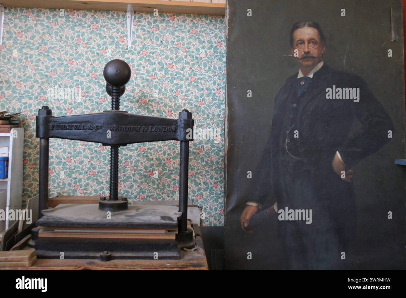 Un book binder che lavora per la Royal Academy di Londra, Inghilterra. Regno Unito Foto Stock