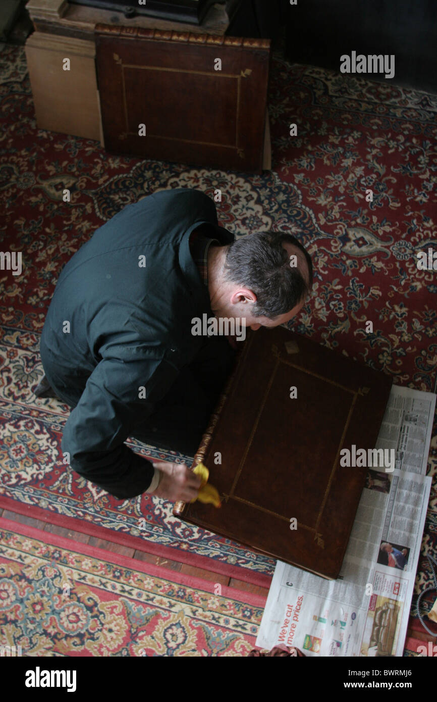 Un book binder che lavora per la Royal Academy di Londra, Inghilterra. Regno Unito Foto Stock