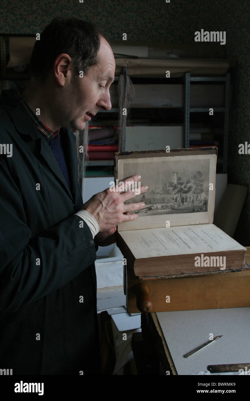 Un book binder che lavora per la Royal Academy di Londra, Inghilterra. Regno Unito Foto Stock