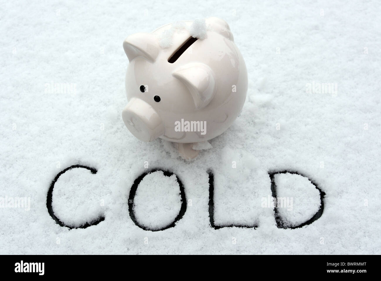 PIGGYBANK nella neve nel freddo gelido inverno condizioni ri congelati risparmio carburante invernale pagamenti investimenti ETC Foto Stock