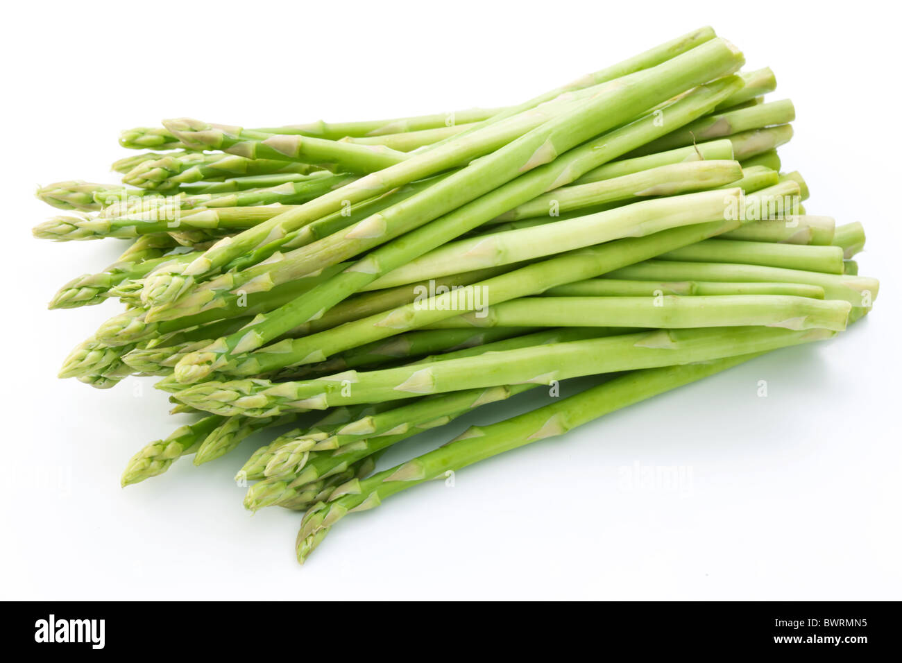 Un covone di asparagi su uno sfondo bianco. Foto Stock