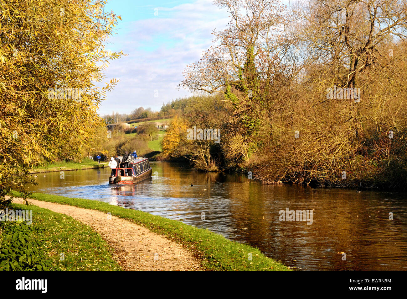 Una barca stretta sul canale Grand Union a Harefield in autunno, Inghilterra Regno Unito Foto Stock