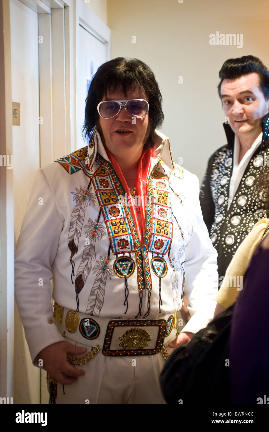 Elvis agisce attendere a comparire presso il festival di Elvis, Porthcawl Foto Stock